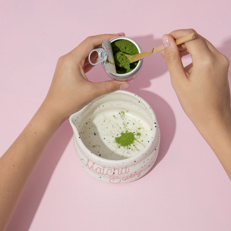 Matcha Baby Pulver in die Schale gesiebt