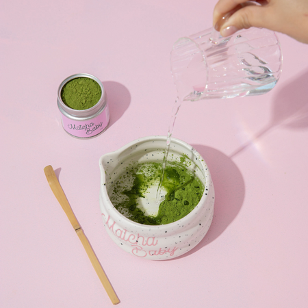 Warmes Wasser zum Matcha in die Schale gegossen