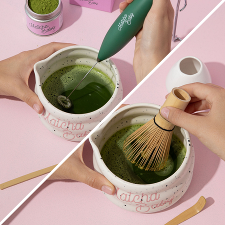 Matcha cremig mit dem Bambusbesen aufgeschlagen